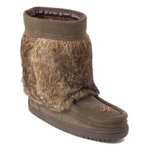 NWOB Manitobah Waterproof Half Mukluk Olive Suede Boots with Rabbit Fur, Size 5